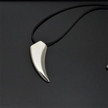 Hochwertige Wolfzahn-Kette aus Titan-Edelstahl