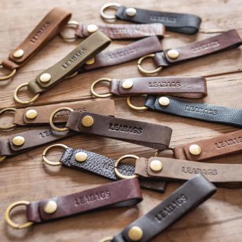 LEABAGS Lewes Leder-Anhänger I Schlüsselband im Vintage Stil I Braun