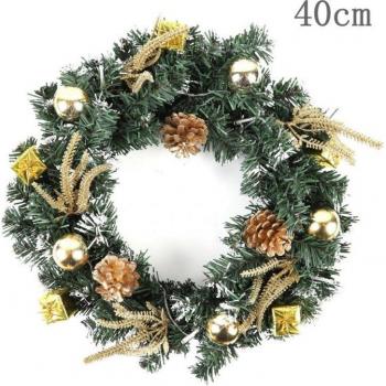 Hängender Weihnachtskranz mit LED-Lichtern