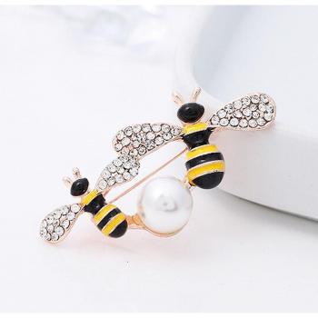 Chic Bee Brooch