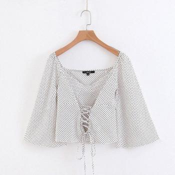 Brise marine : Blouse courte col V, dentelle et soie