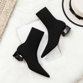 Botas finas de mujer con calcetas