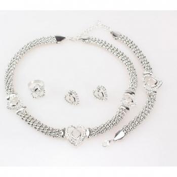 Joyería de Novia: Collar Dorado con Cristales en Forma de Corazón