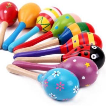 Kreatives Holzspiel: Bunte Maracas für Babys – Party