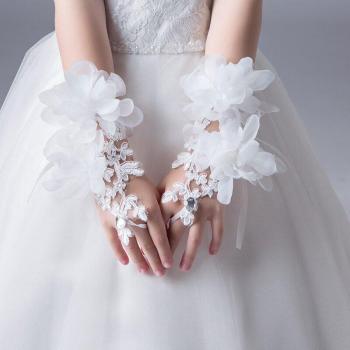 Gants de robe enfantine en dentelle perlée