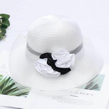 Schwarz-weißer Hochzeitshut mit Bogen