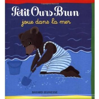 Petit Ours Brun joue dans la mer