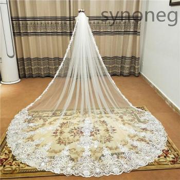 Plus Size Wedding Veil with Lace Edge in Ivory