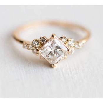 Anillo de Propuesta Sutil con Circón