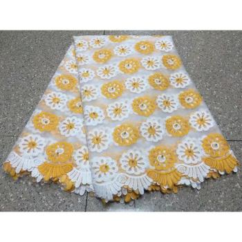 Vestido de Costura Suiza con Tela de Seda, Leche y Encaje
