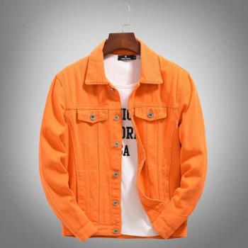 Trendige orangefarbene Denimjacke für modebewusste Männer