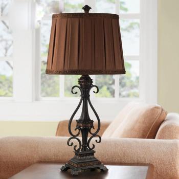 Illuminazione da letto sobria ed essenziale