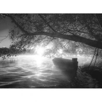 Schwarz-Weiß Fototapete »Boot im Wasser« von Papermoon