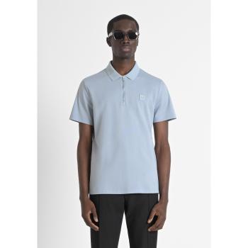 Polo Moderno Azul Sky con Accento Metálico