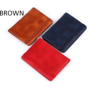 Funda marrón para documentos de viaje