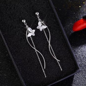 Aretes largos con diseño de mariposa y detalles de tachuelas