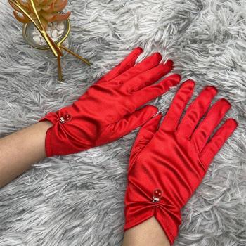 Guantes Nocturnos de Satén con Etiqueta Roja