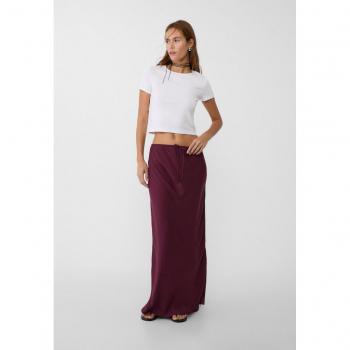 Granatroter Satin-Midirock von Stradivarius