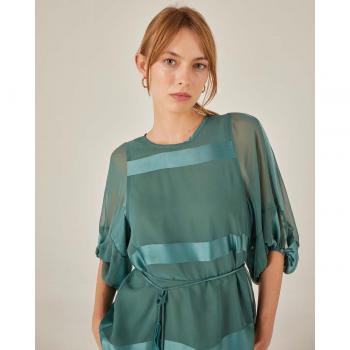 Blusa de mujer con manga abullonada y cinturón