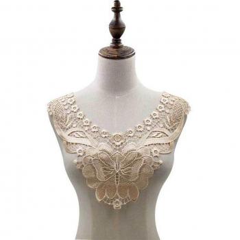 Collar Encajado con Flores y Bordado Manual