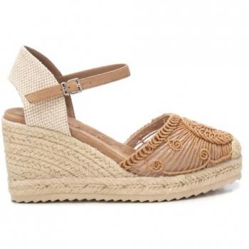 XTI Sandalia Cuñita Beige con Hebilla y Detalle Bordado