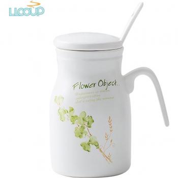 Taza de leche con tapa y cuchara
