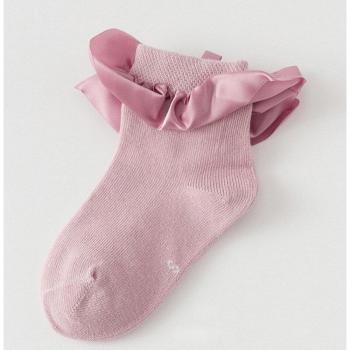 Modische Socken für kleine Mädchen
