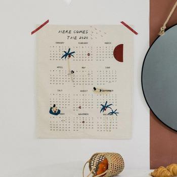 Creatieve bureau wanddecoratie met dagelijkse planner en fruit print kalender