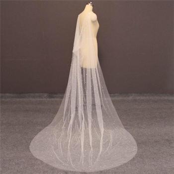 Eleganter Hochzeitsschal mit Perlenverzierung und Schultertüll
