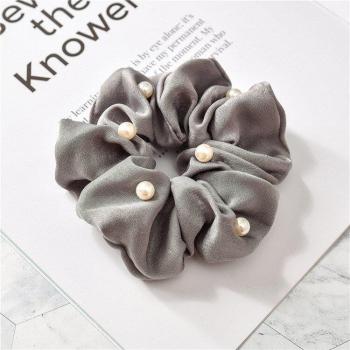 Scrunchie en soie douce avec bandeau perlé