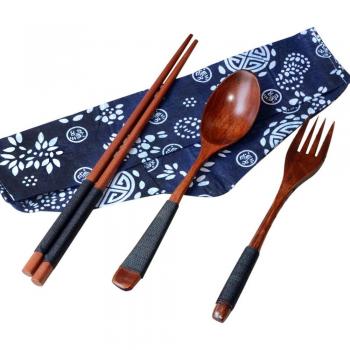 Vajilla de madera japonesa: palillos, cuchara y tenedor
