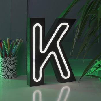K en Bois et Néon Éclairé