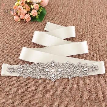 Ceinture à la main en strass blanc