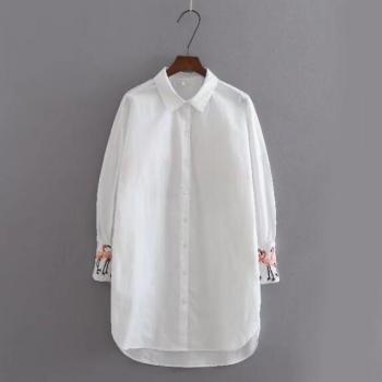 Camisa Larga Blanca con Pájaro Flamenco Bordado para Mujer