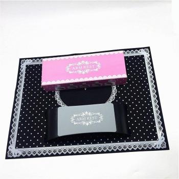 Garde-ongles silicone avec repose-mains et détail en dentelle