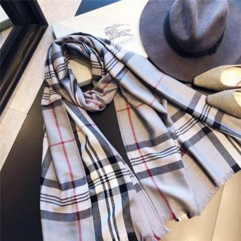 Estilo Classic: Bufanda de Cachemira a Cuadrado
