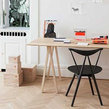 **Vier‑Stich-Tisch NOMESS – Natürlicher Stoff, schwarze Ahornstruktur, orange Metallelemente