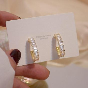 Éclat de mariage : Boucles d’oreilles rondes en zircon coréen 14K
