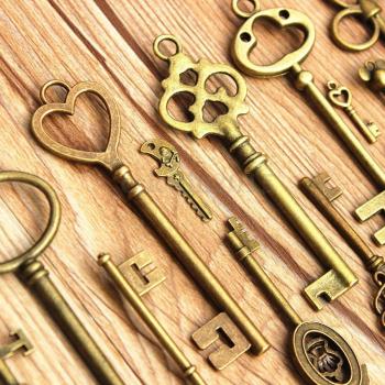 Colección de 70 llaves vintage con colgante de arco y corazón
