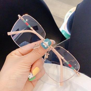 Marco de gafas de aleación con estilo vintage en oro y negro