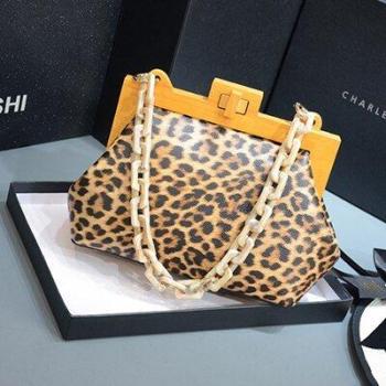 Bolso de hombro de cubo con clip de madera