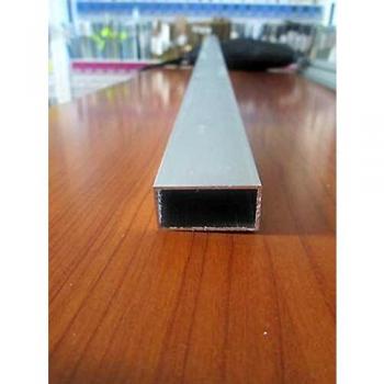 Profilo in alluminio a forma di tubo retto con angoli arrotondati di misura 30x15x1 metri