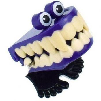 Dentier farceur avec pieds orange