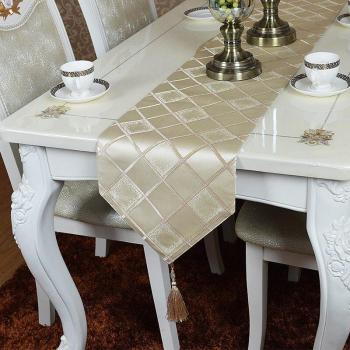 Décor de table élégant avec motif à carreaux et dentelle dorée