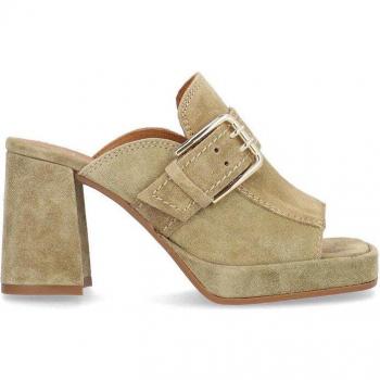 Sandalia Alpe 2567 de Piel Ante con Hebilla Decorativa