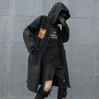 Punk-inspirierter Kapuzenmantel aus Jeans für den Herbst