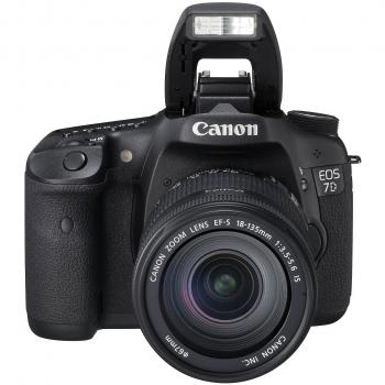 Canon EOS 7D con objetivo 18‑135 mm f/3.5‑5.6 IS (negro)