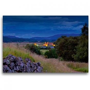 CALVENDO Textil-Leinwand 75 x 50 cm Querformat Schottland: Ruhende Ruinen der Ruthven Barracks bei blauer Stunde, Druck by Mr.Moose