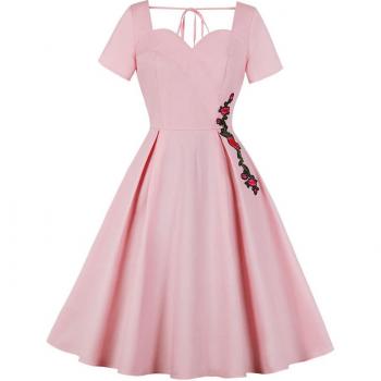 Robe à manches courtes 60s avec broderie fleur bleue