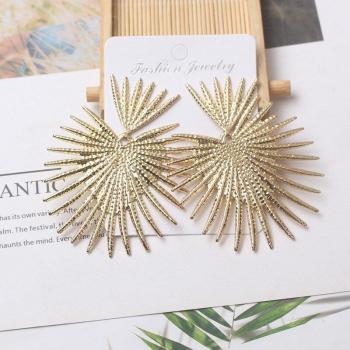 Aretes colgantes de estilo moderno en color dorado